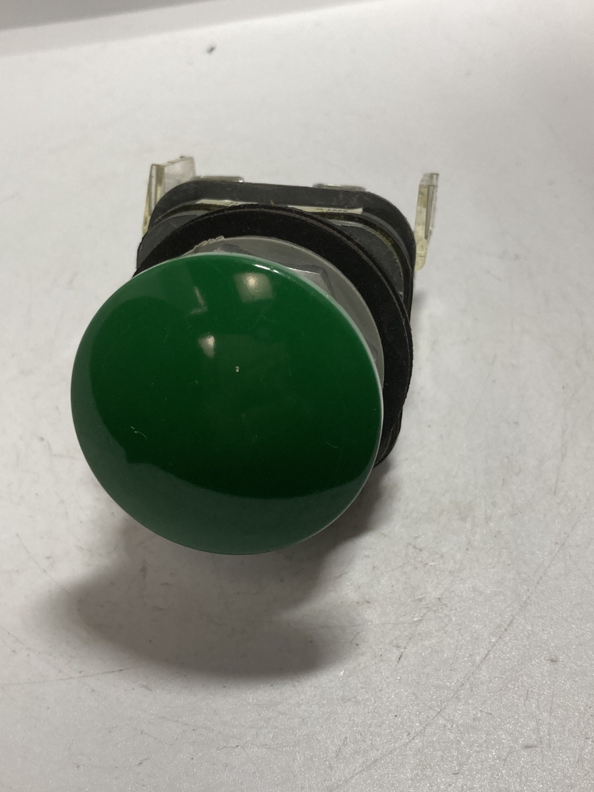 ALLEN BRADLEY 800T-D1D1 PUSHBUTTON MUSHROOM GREEN 1NO SERIES T