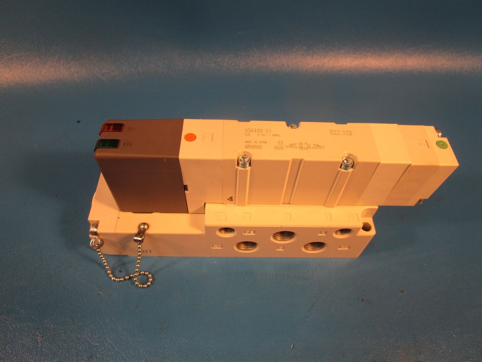 SMC VQ4400-51-02, SOLENOID VALVE, 3 position, plug-in(dc), VQ4000 VALVE, 4/5-POR