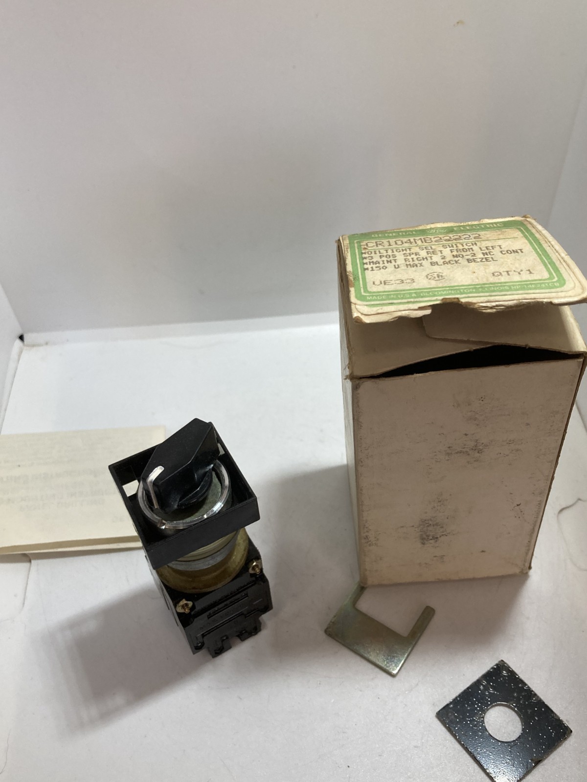 GE CR104MB22222 SELECTOR SWITCH 3 POS SPR RET FROM LEFT MAIN R 2NO/2NC NIB