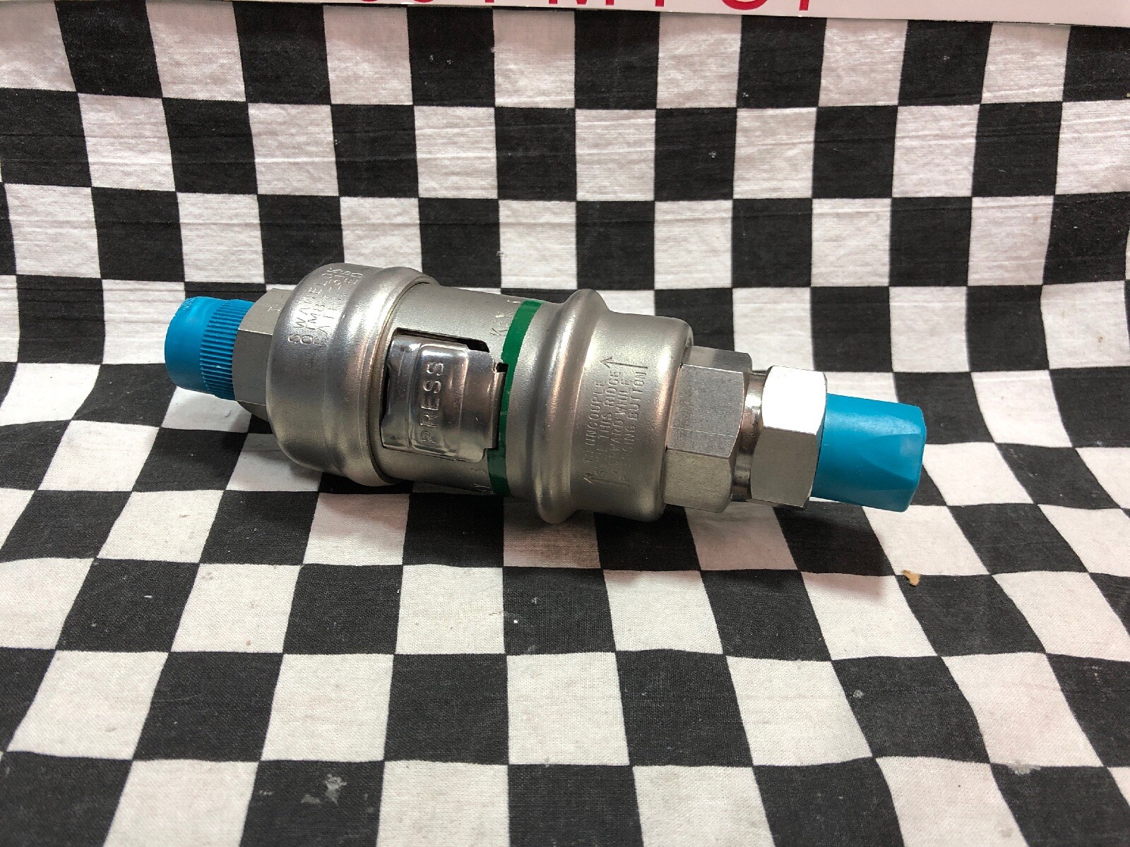SWAGELOK SS-QT8-B-8PM-K3, Quick Connect 1/2″ NPT, Green, SHIPSAMEDAY #1615V9