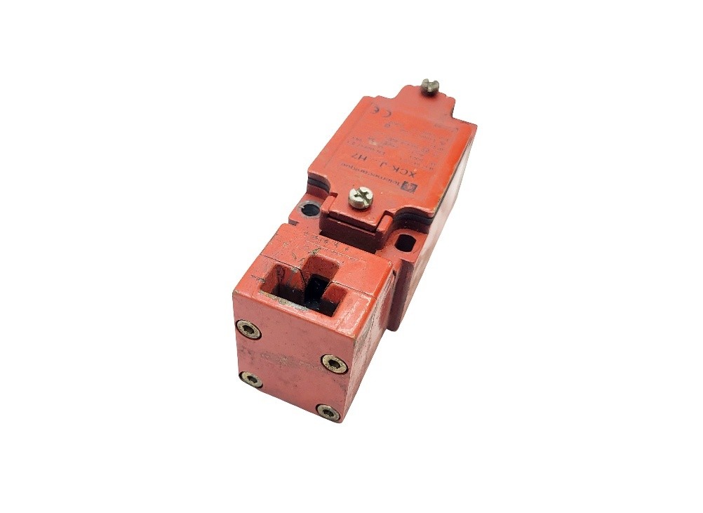 TELEMECANIQUE XCKJ-5970-547 LIMIT SWITCH W/ XCK-J59 RECEPTACLE XCK-J…H7