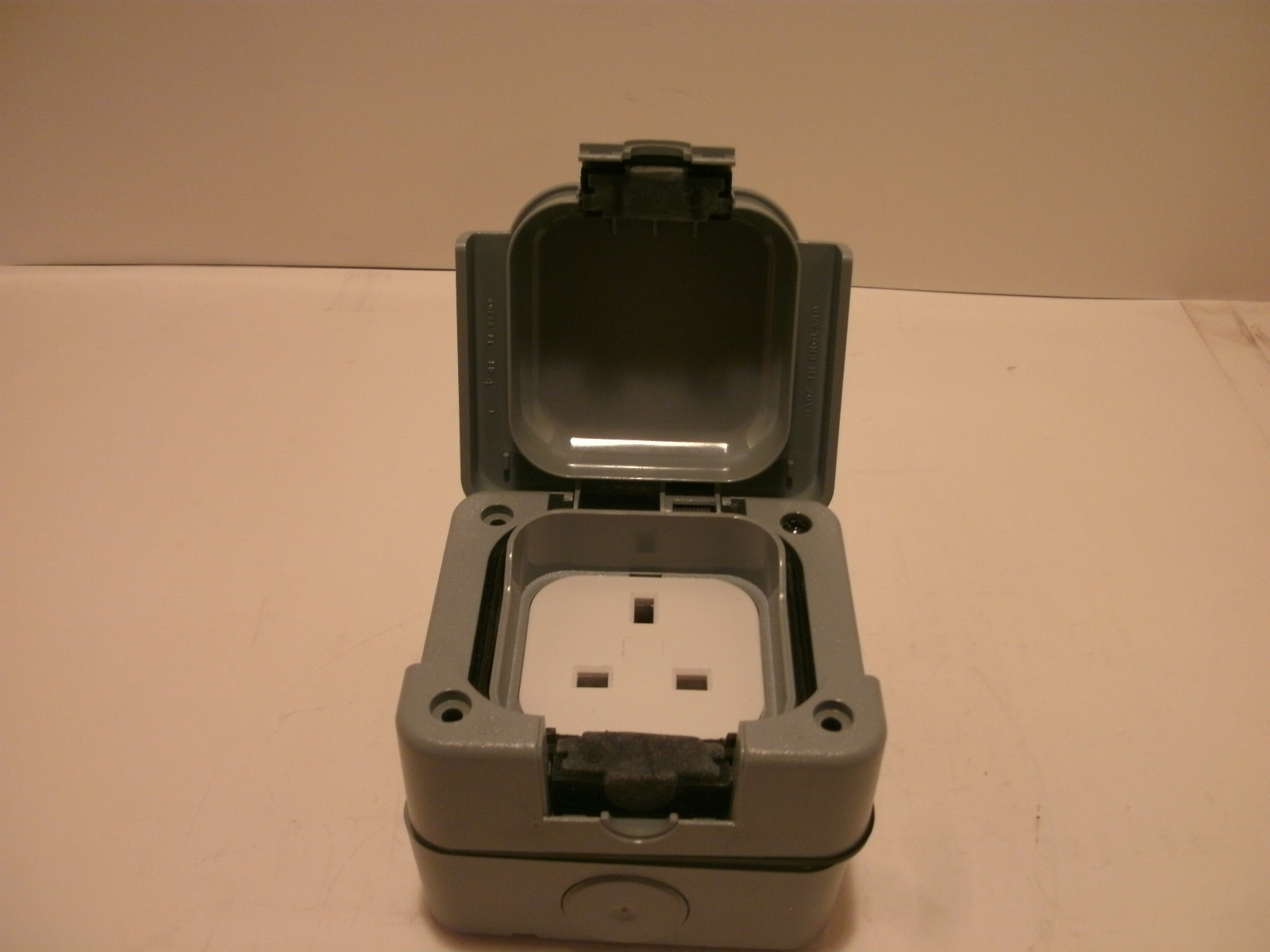 MK MASTERSEAL 56480-GRY INDUSTRIAL POWER SOCKET 1G INSWITCHED IP56 GREY NIB