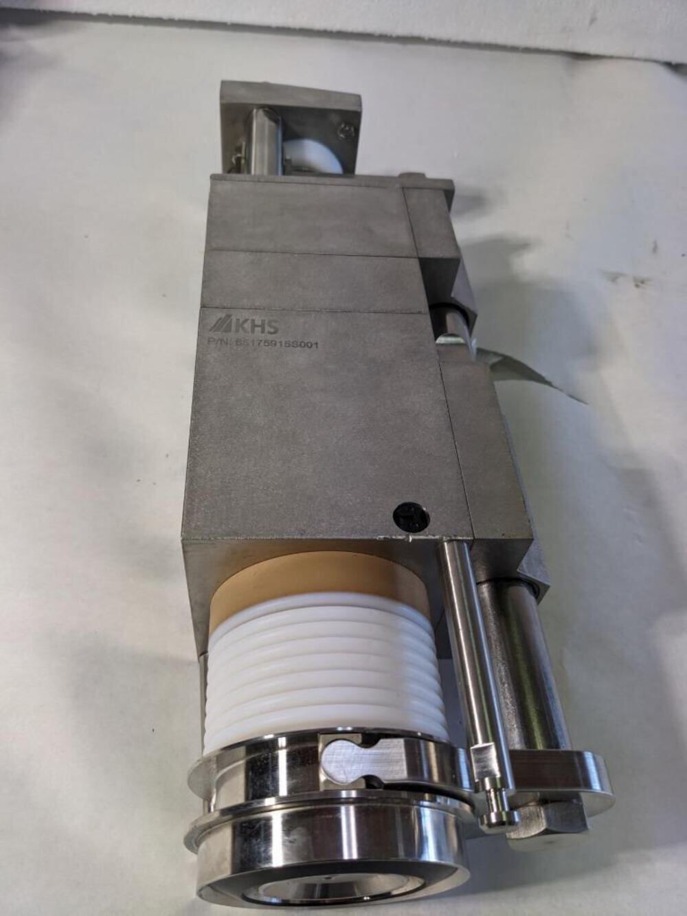 KHS PNEUMATIC CYLINDER 65175533S001 W/ APACHE 3800 CASE 8.39 X 5.6 X 3.25″ R35