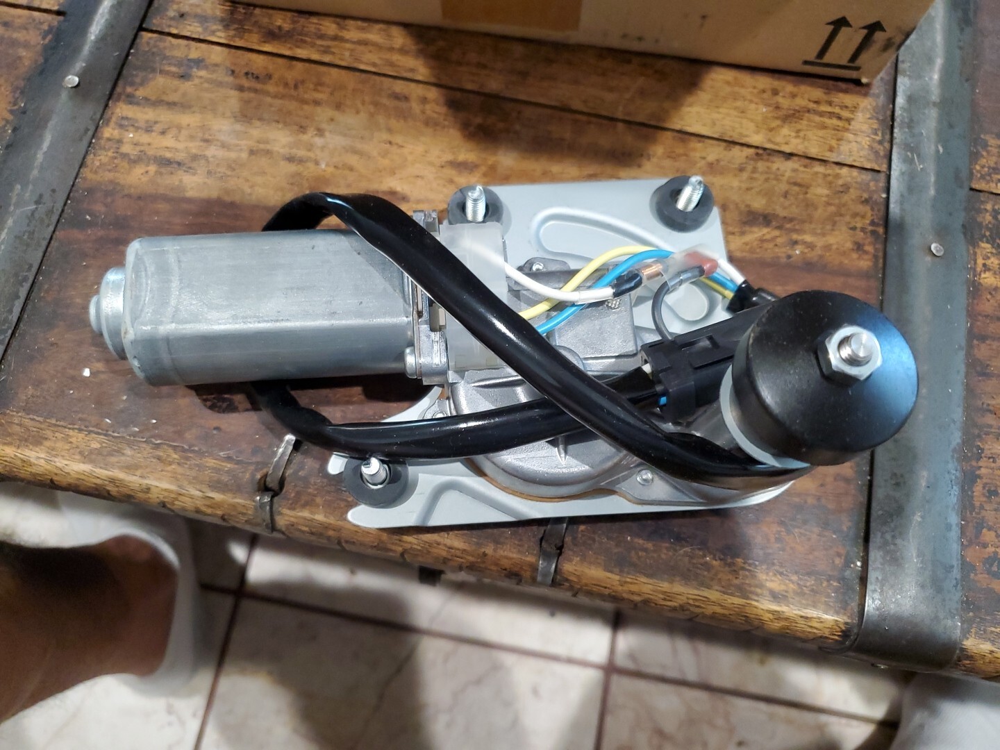 CATERPILLAR/DENSO GENUINE PARTS WINSHIELD WIPER MOTOR ASSY 24V. PART # 295-1120