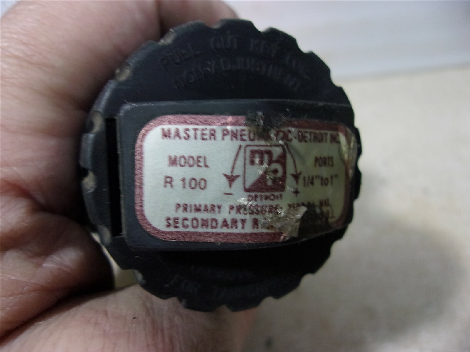 Master Pneumatic Model R100 Regulator #3 *FREE SHIPPING*