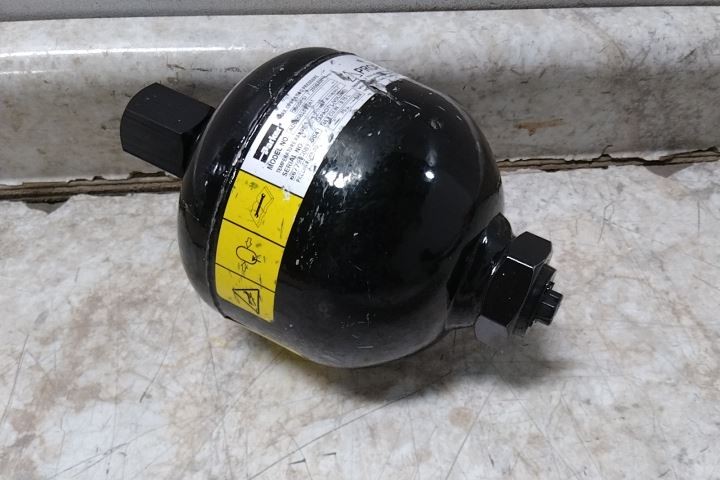 Parker AD075B25T9A1 45 Cu In Fluid Volume 2600 Max PSI Diaphragm Accumulator