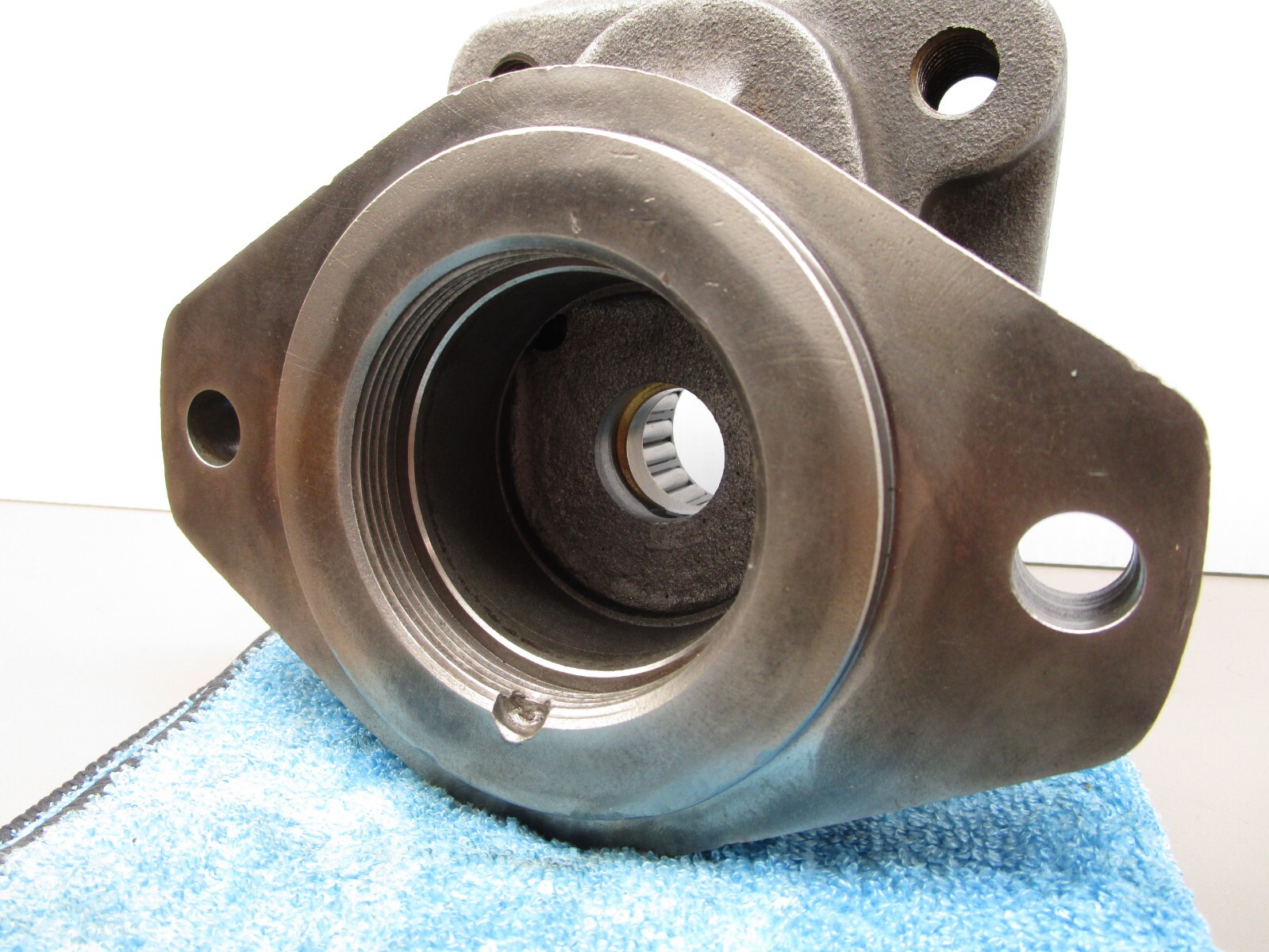 Commercial P25 P37 Hydraulic Pump Tapered Bearing Front Cover Housing 2-Bolt