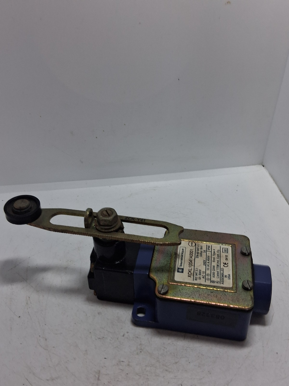 TELEMECANIQUE XCKL10041A0001 LIMIT SWITCH 240VAC 10A ROLLER LEVER NNB