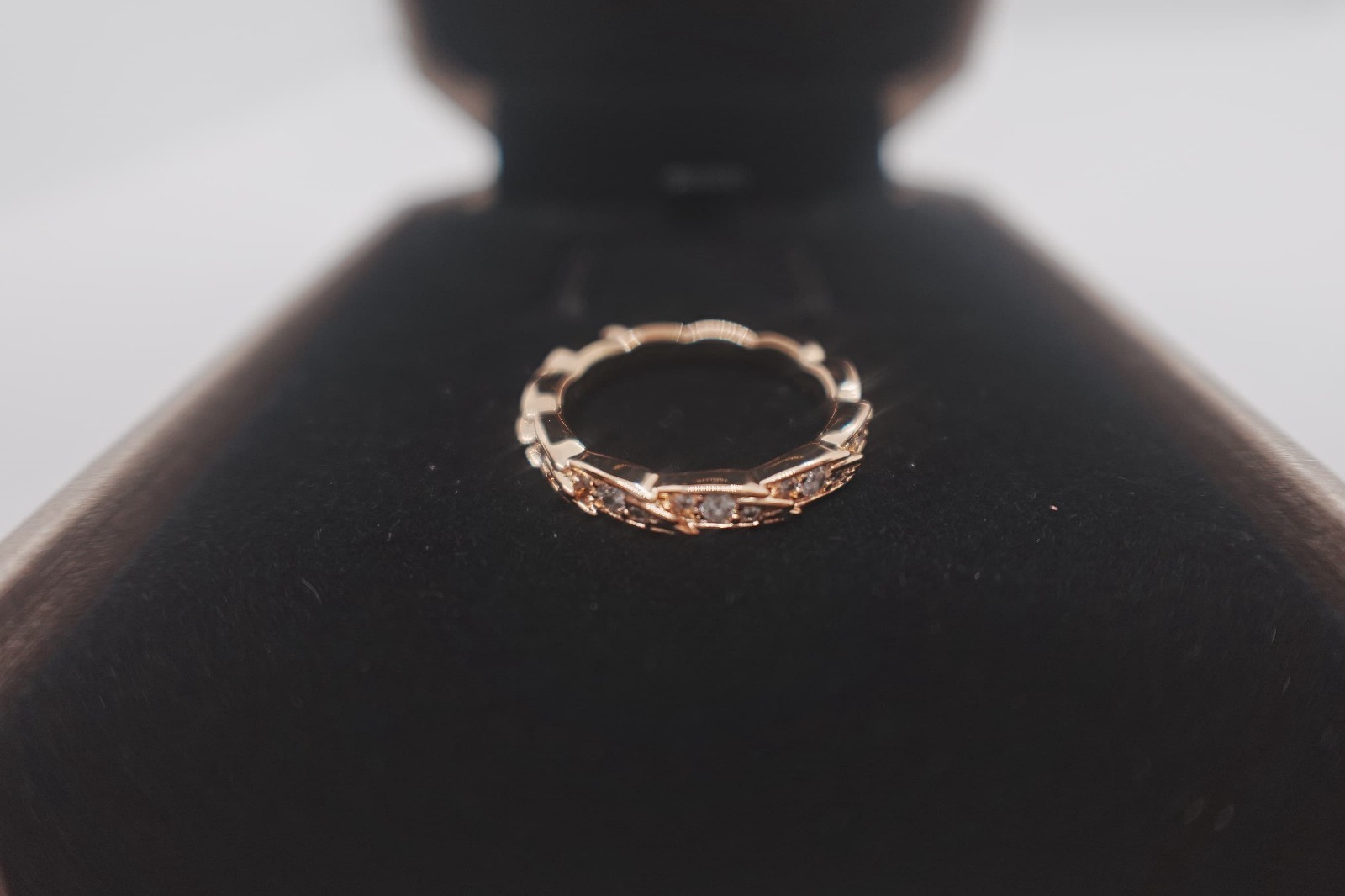 GIFT.Tlffany&co Narrow Ring in 18K Yellow Gold with Pavé Diamonds. USA Size 6