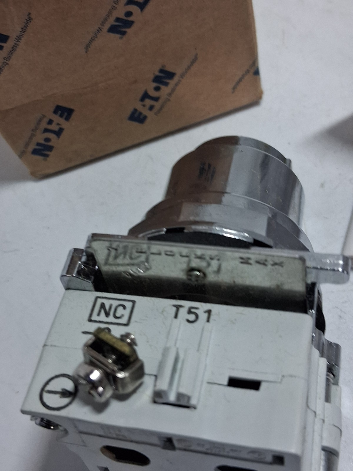 EATON 10250T4-51 PUSH PULL OPERATOR 3 POSITION MOMENTARY W/1NC BLOCK SER A2 NIB