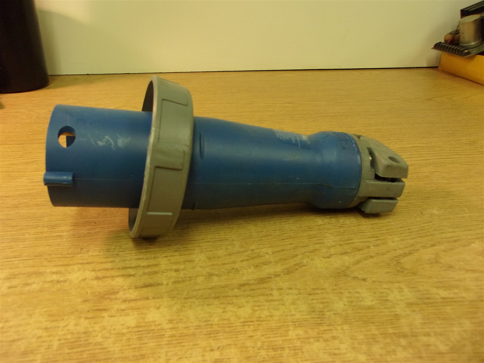 Hubbell 363P6W 63A 220V Pin & Sleeve Water-tight Plug *FREE SHIPPING*