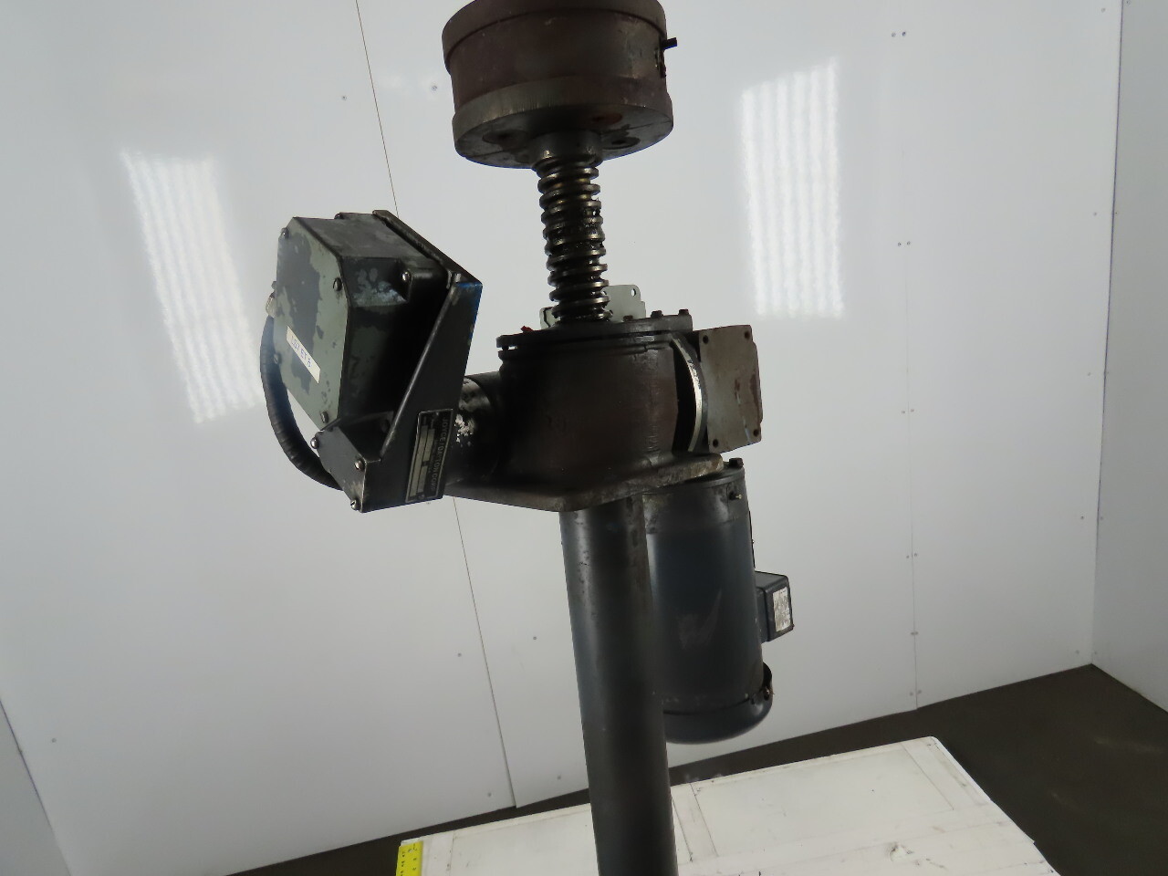 Joyce Dayton 10 Ton 36″ Machine Comdrive Screw Jack W/ 575V 3Ph Motor & Limit