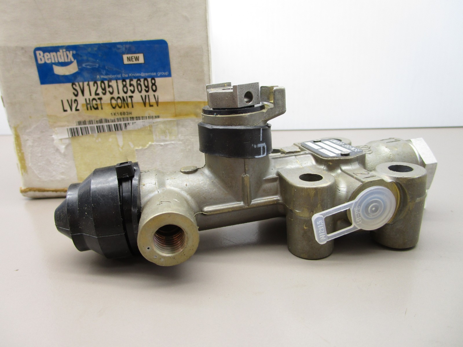 Bendix SV1295I85698 Air Ride Height Control Valve LV2 HGT 1/8″ Ports