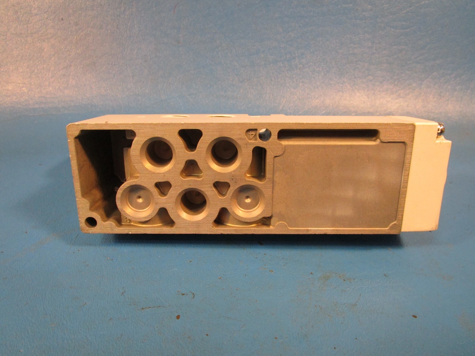 SMC VQ4501-5B-02N, VQ4501-5B valve, 3 position, plug-in(dc), VQ4000 VALVE