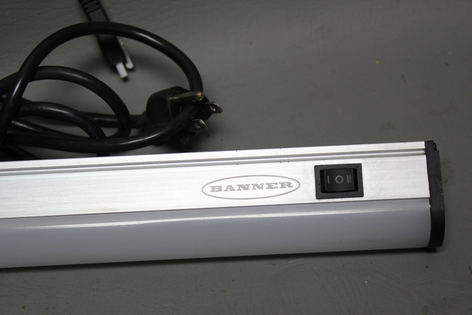 BANNER LED WORKSTATION LIGHT WITH POWER SUPPLY WLB32ZC570PBQMB