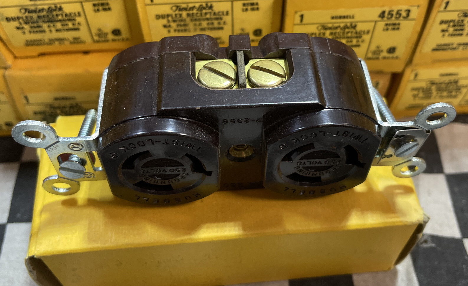 Hubbell Twist Lock DUPLEX RECEPTACLE 3 WIRE, 4553, P-2356, HBL4353, Lot Of 27