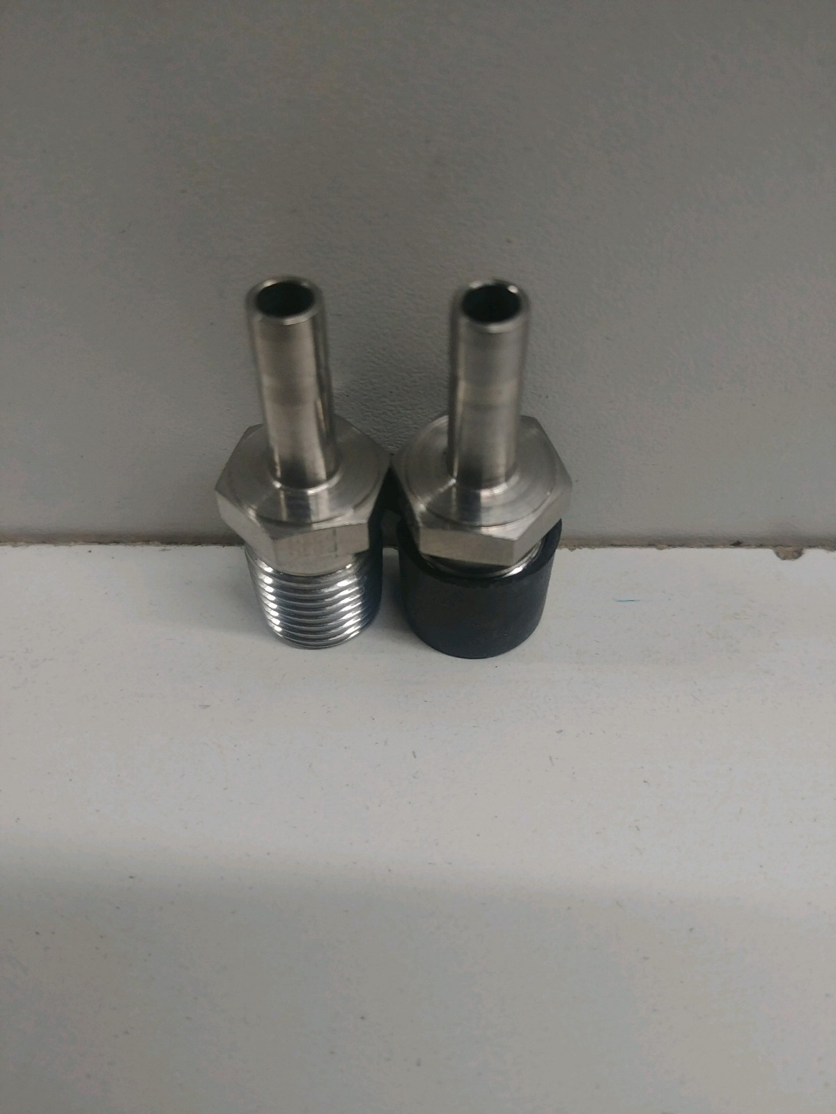 LOT OF 2 NEW OLD STOCK! PARKER 1/4″ TUBE OD X 1/4″ MNPT TUBE ADAPTERS 4MA4N-316