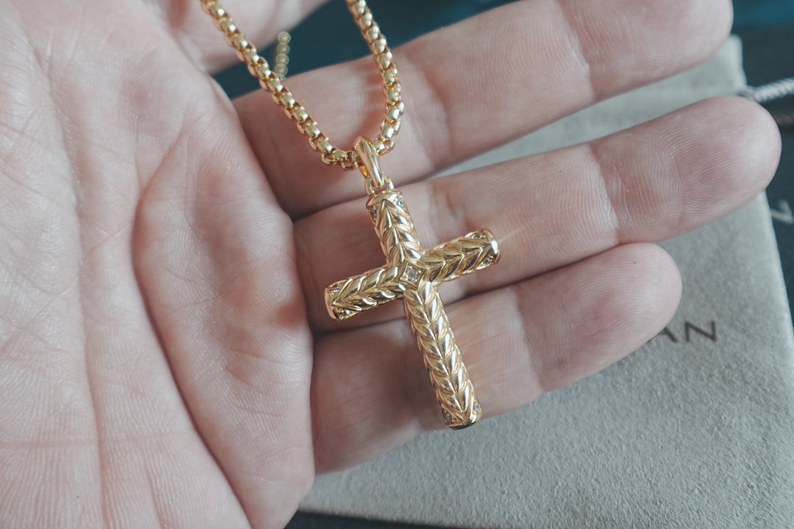 Gift.DAVIDYURMAN 18K.GOLD LARGE DIAMOND CHEVRON CROSS PENDANT