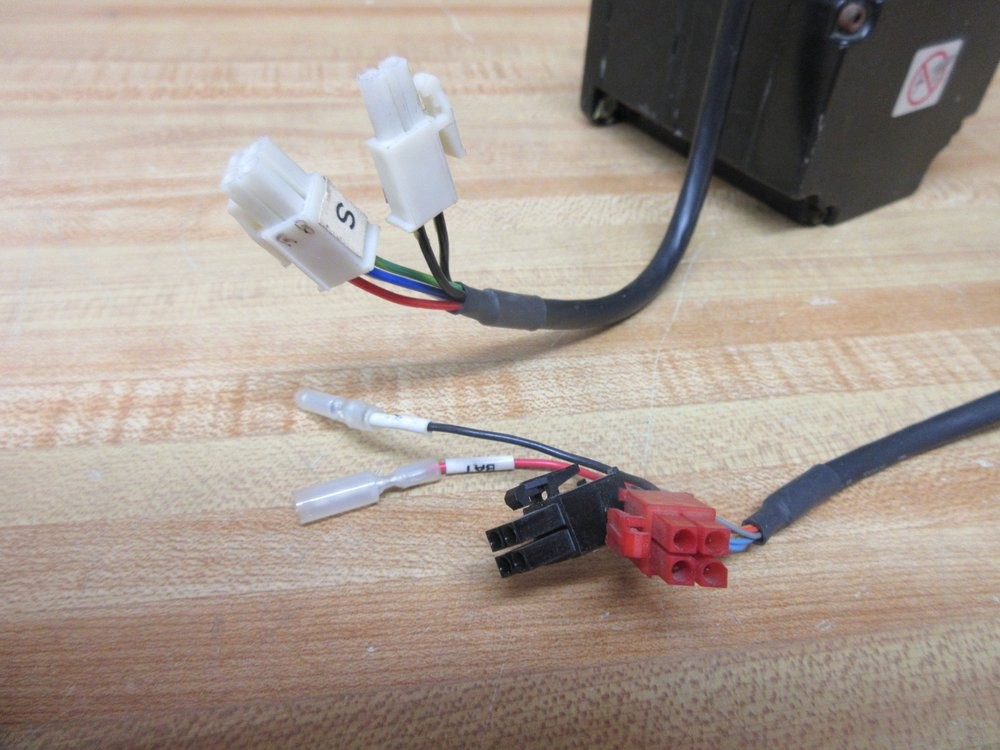 Yaskawa Electric SGMPH-02A1A-YR11 AC Servo Motor SGMPH02A1AYR11 Cracked Body