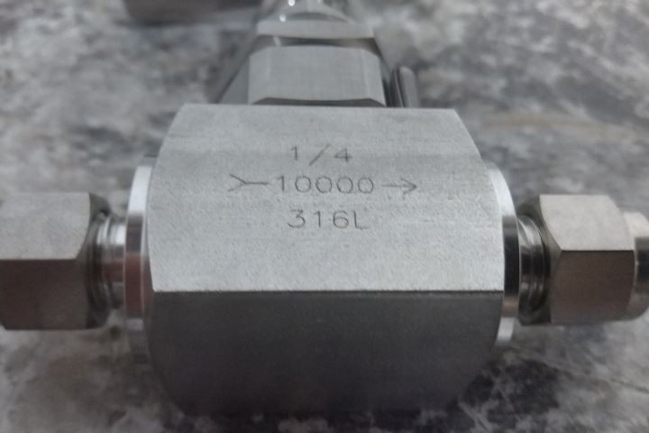 Ham-Let H-99S-00-SS-L-R-1/4 1/4 In Pipe Size Plumbing Needle Valve