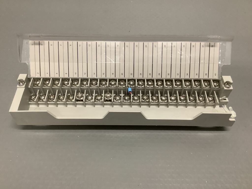 Schneider 140 XTS 002 00 Terminal Strip 140XTS00200 New No Box