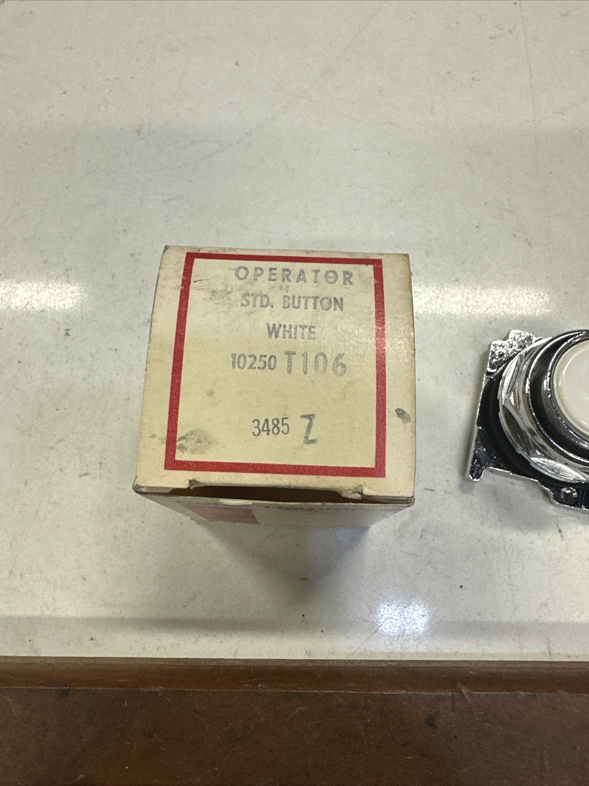 NEW IN BOX CUTLER HAMMER WHITE PUSH BUTTON OPERATOR 10250T106