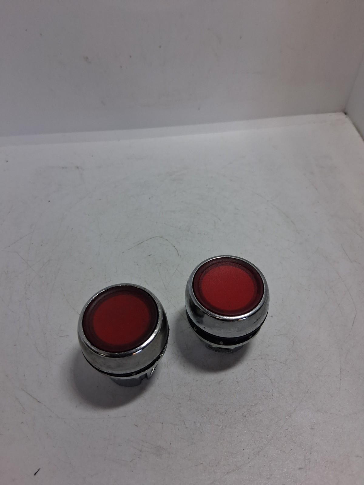ALLEN BRADLEY 800FM-LF4 PUSHBUTTON OPERATOR ILLUMINATED RED FLUSH (LOT OF 2)