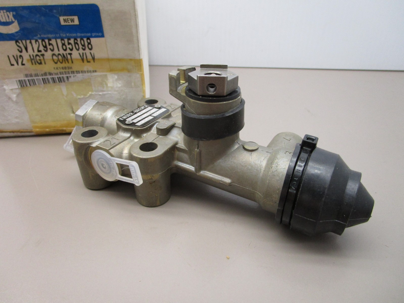 Bendix SV1295I85698 Air Ride Height Control Valve LV2 HGT 1/8″ Ports