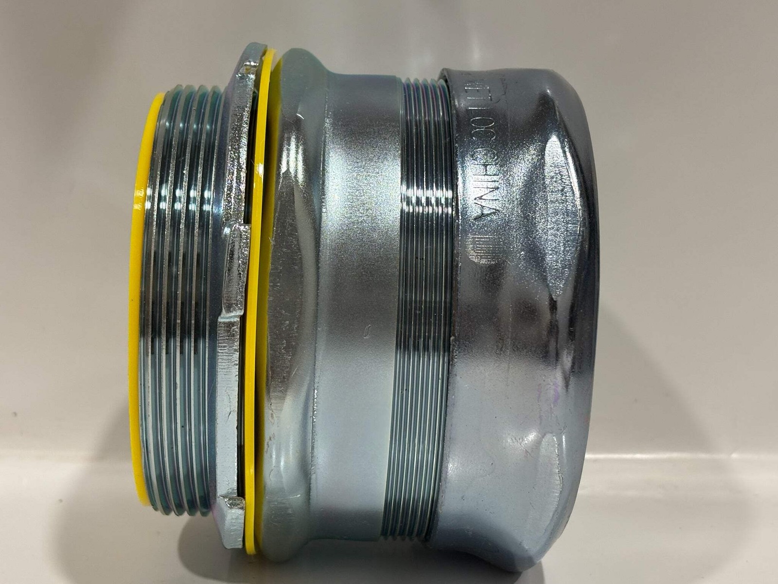 RACO 2966RT 4″ Insulated Raintight Compression Connector for EMT Conduit