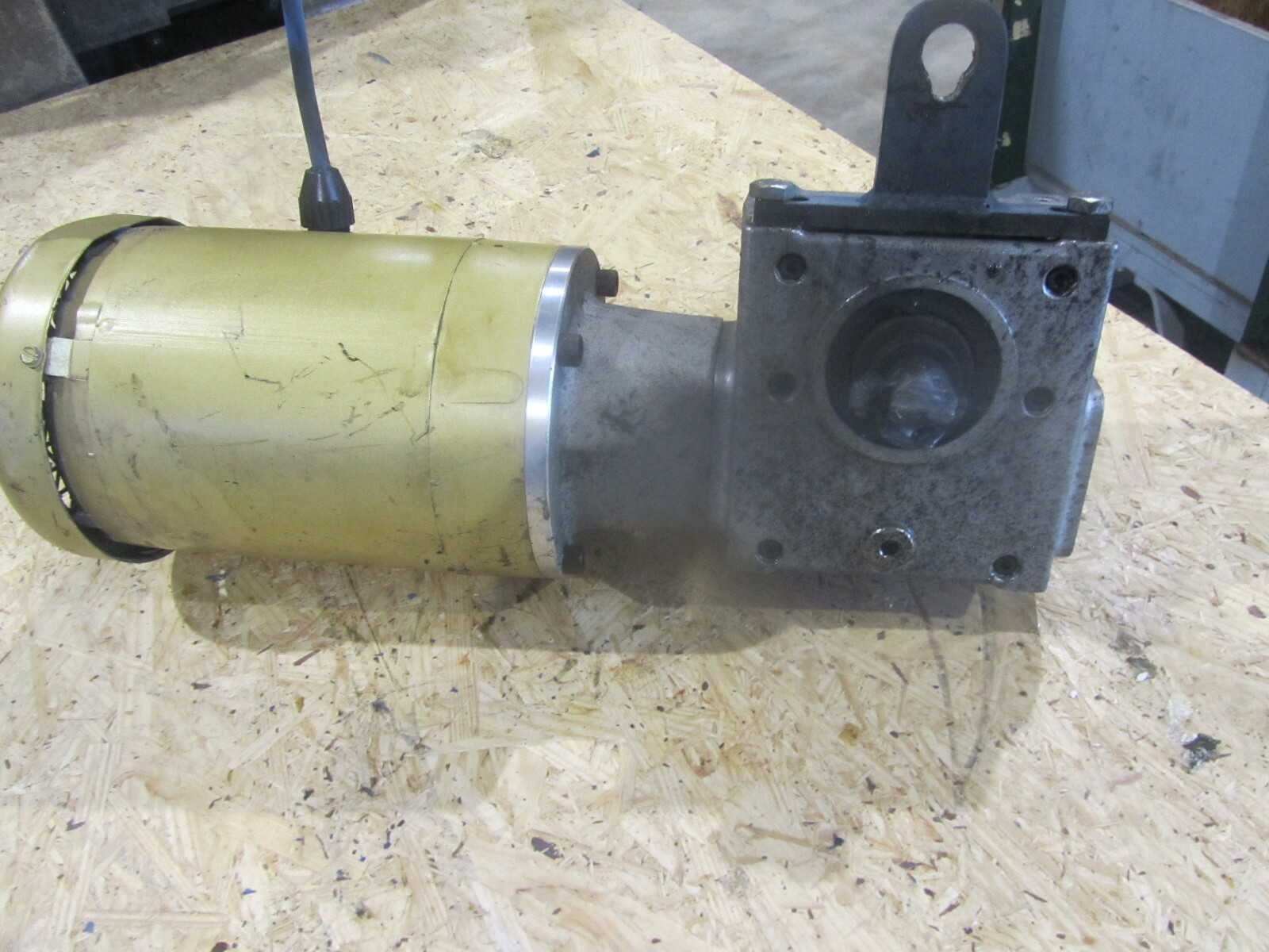 CONE DRIVE B051015.WA6 V1 GEAR REDUCER 15:1 RATIO WITH BALDOR SUPER-E 1HP MOTOR