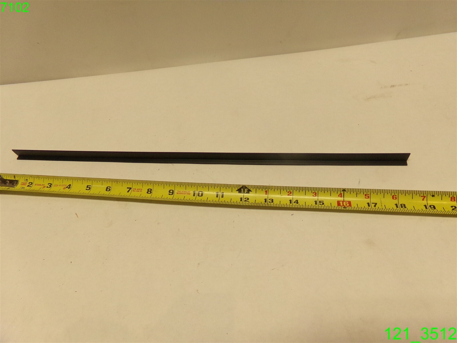 CASE OF 250: T SECTION W/ ADHESIVE STRIP BLACK 18-5/8″ 5-2541A – NEW