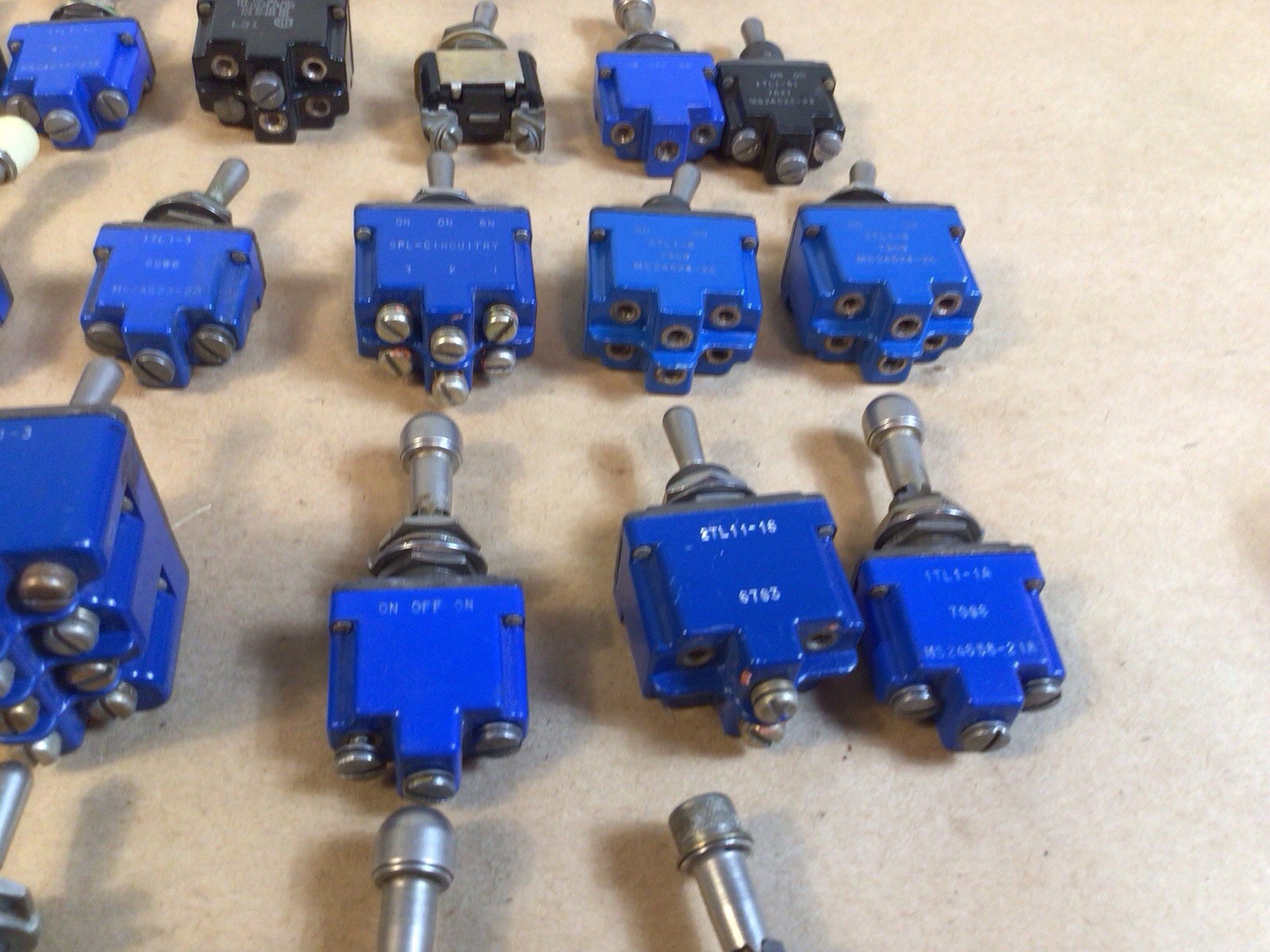 25 Pieces – Honeywell MICRO-SWITCH Large Lot Miscellaneous Switches / As Found