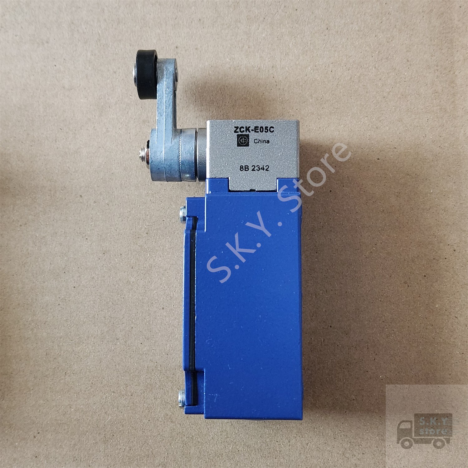 1 x New in Box XCK-J10511 / XCKJ10511 Telemecanique LIMIT SWITCH, Free shipping