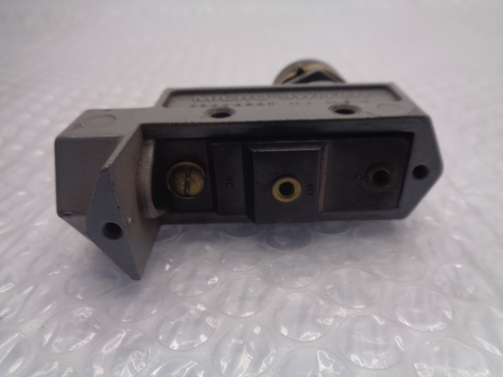 MICROSWITCH BZE6-2RN80 8522 SWITCH (AS PICTURED) UNMP