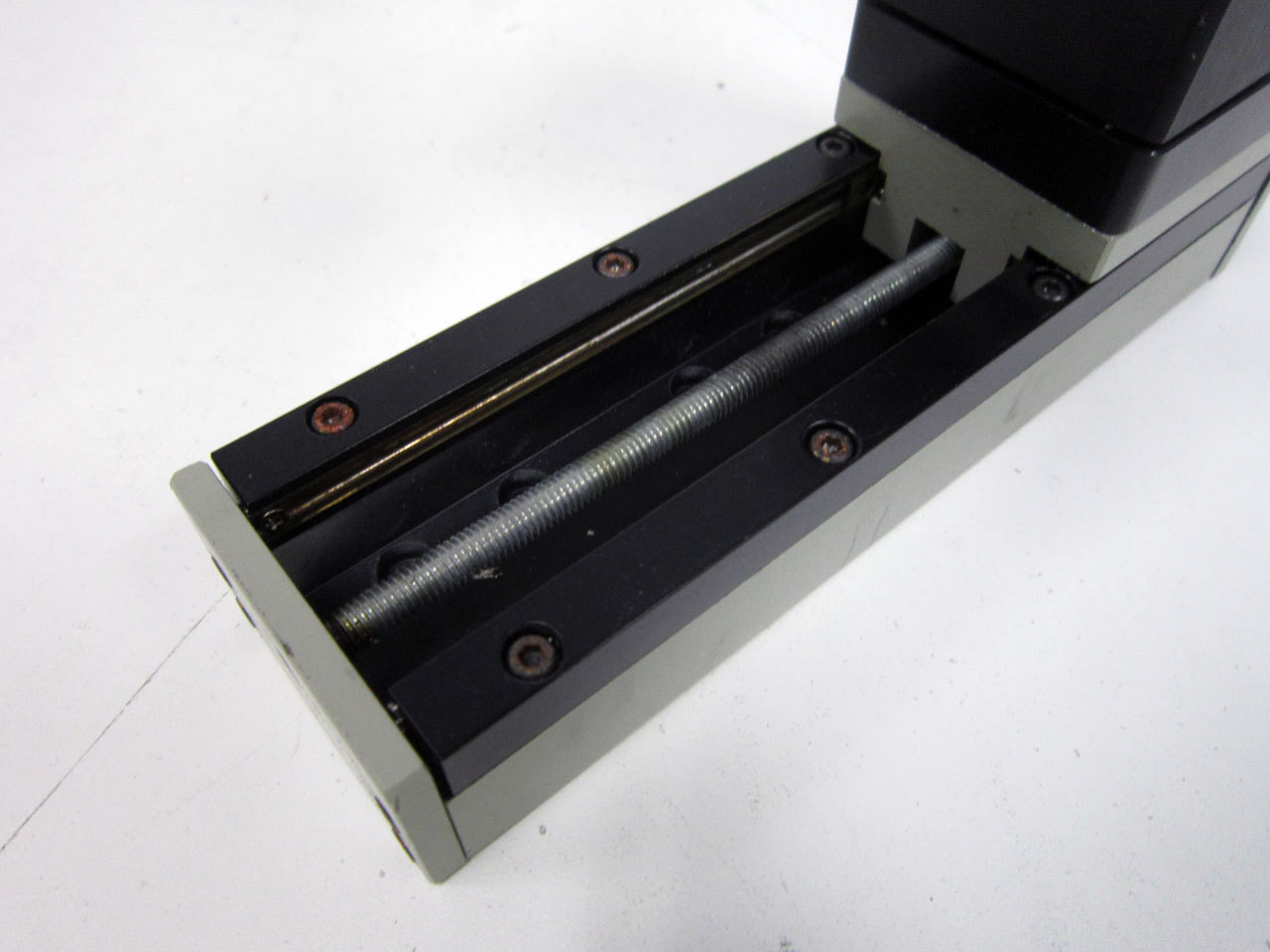EDMUND SCIENTIFIC LINEAR MOTION RAIL WITH ANGLED HOLDING MOUNT HOLDER