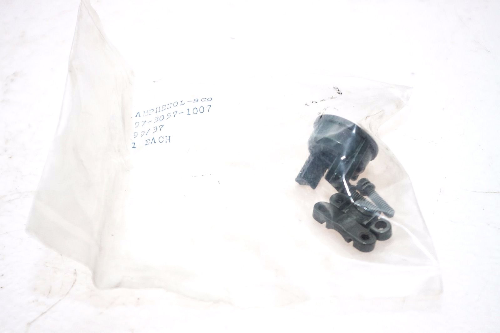 MASTER AMPHENOL 97-3057-1007 INDUSTRIAL CABLE WIRE CONNECTOR NEW IN BAG! (G10)