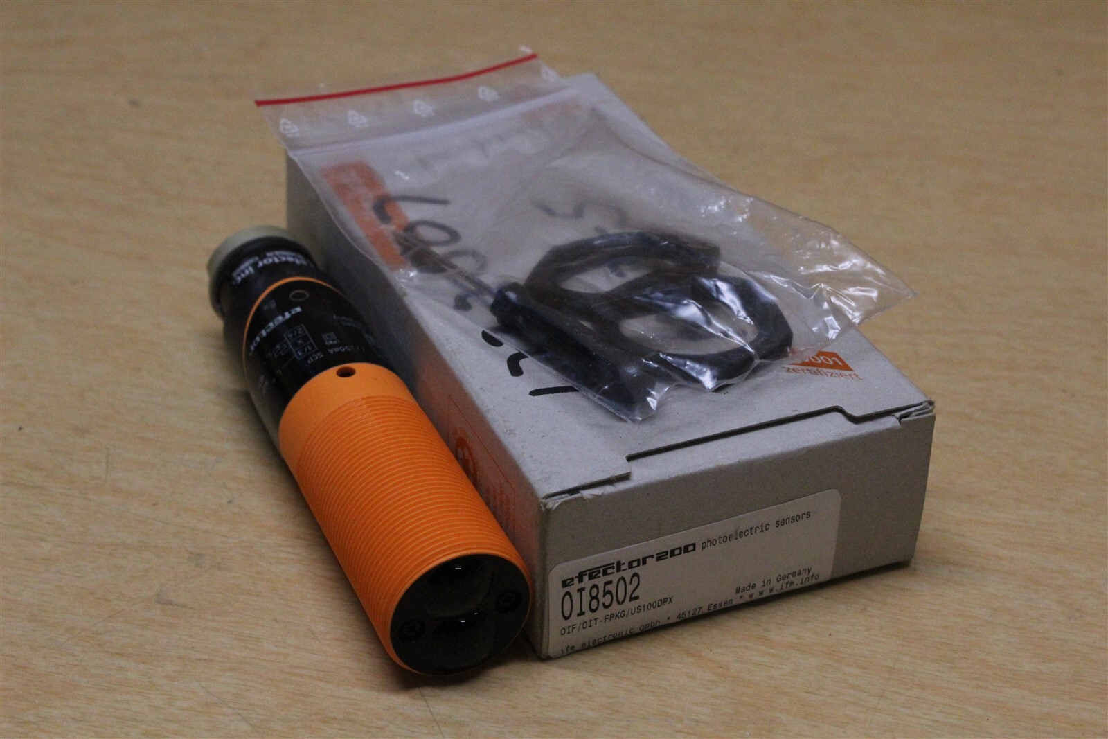 NEW IFM Electronics Efector 200 Photo Electric Sensors 0I8502 *FREE SHIPPING*