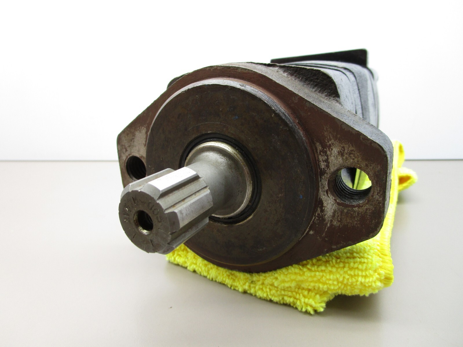 Eaton Corp 1041227-006 Hydraulic Drive Motor 6-Spline Char-Lynn 2000 Series