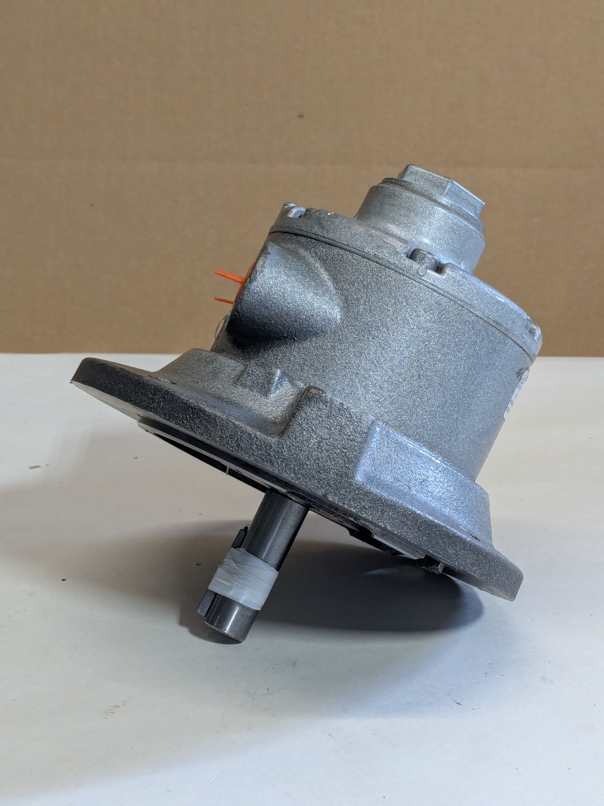 Gast Flanged Air Motor w/ Muffler 1.5 HP 5/8″ Reversible Shaft 3000 RPM Max