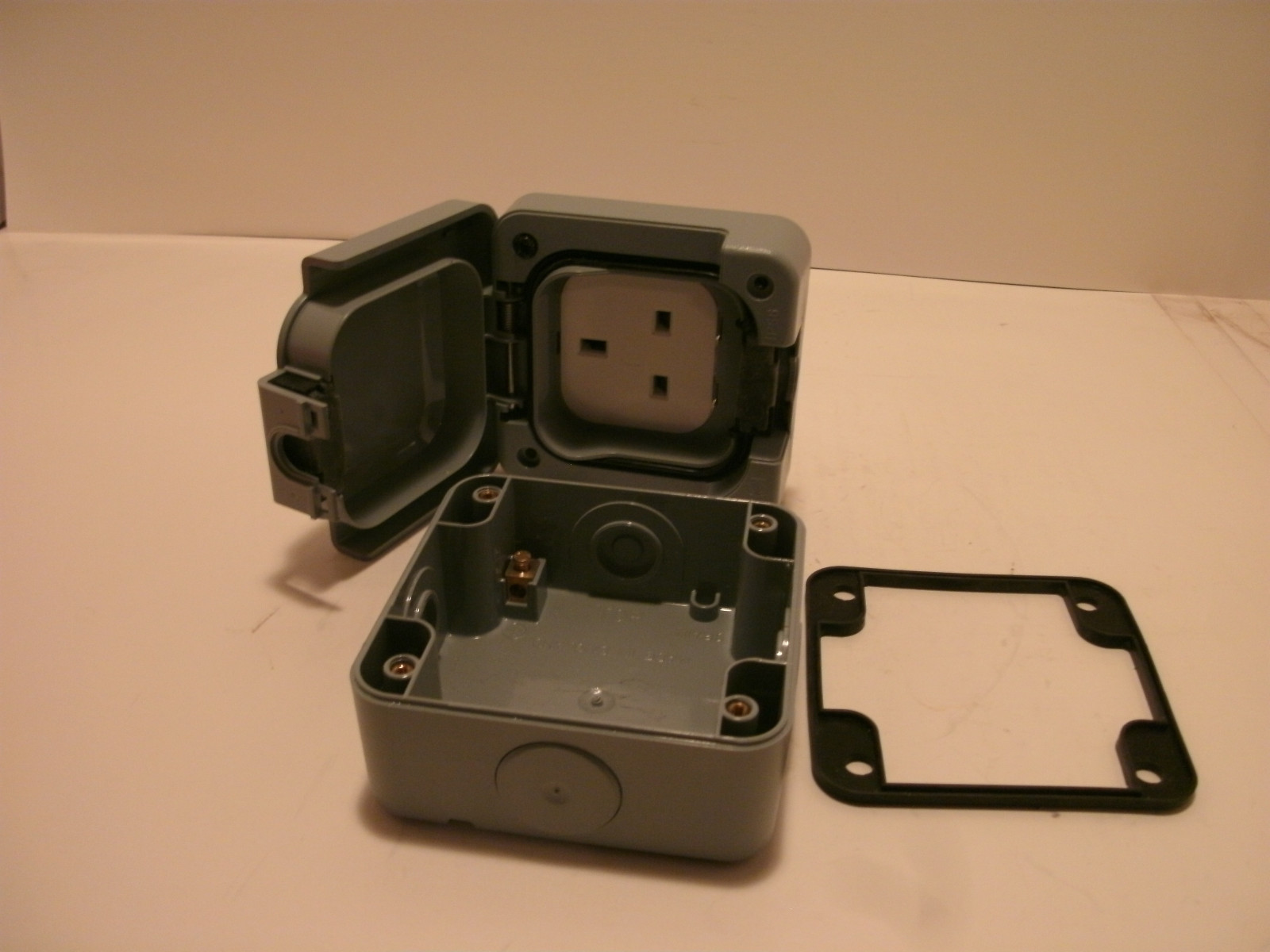MK MASTERSEAL 56480-GRY INDUSTRIAL POWER SOCKET 1G INSWITCHED IP56 GREY NIB