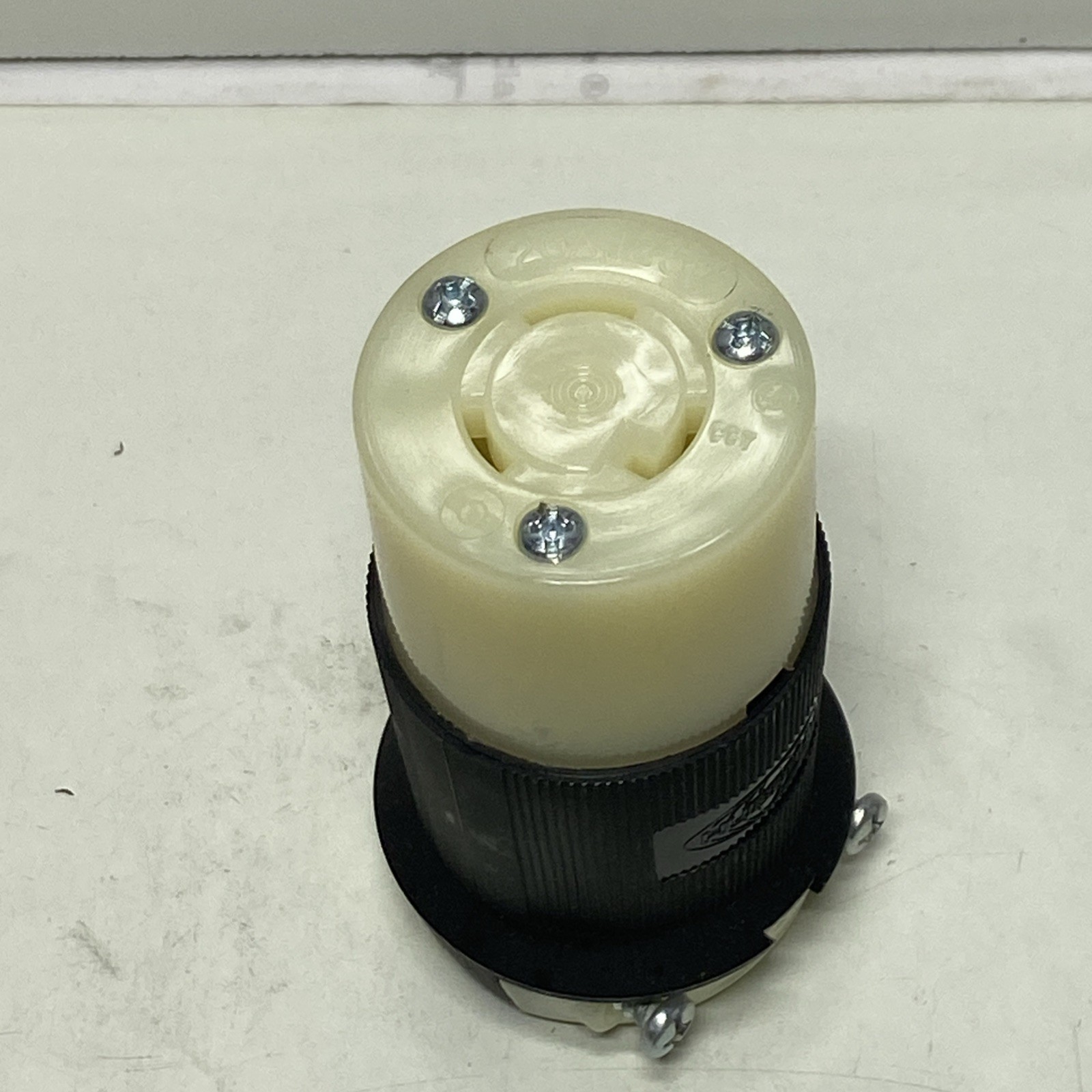 NEW IN BOX! HUBBELL 20A 125V 2-POLE 3-WIRE TWIST-LOCK CONNECTOR BODY HBL2313