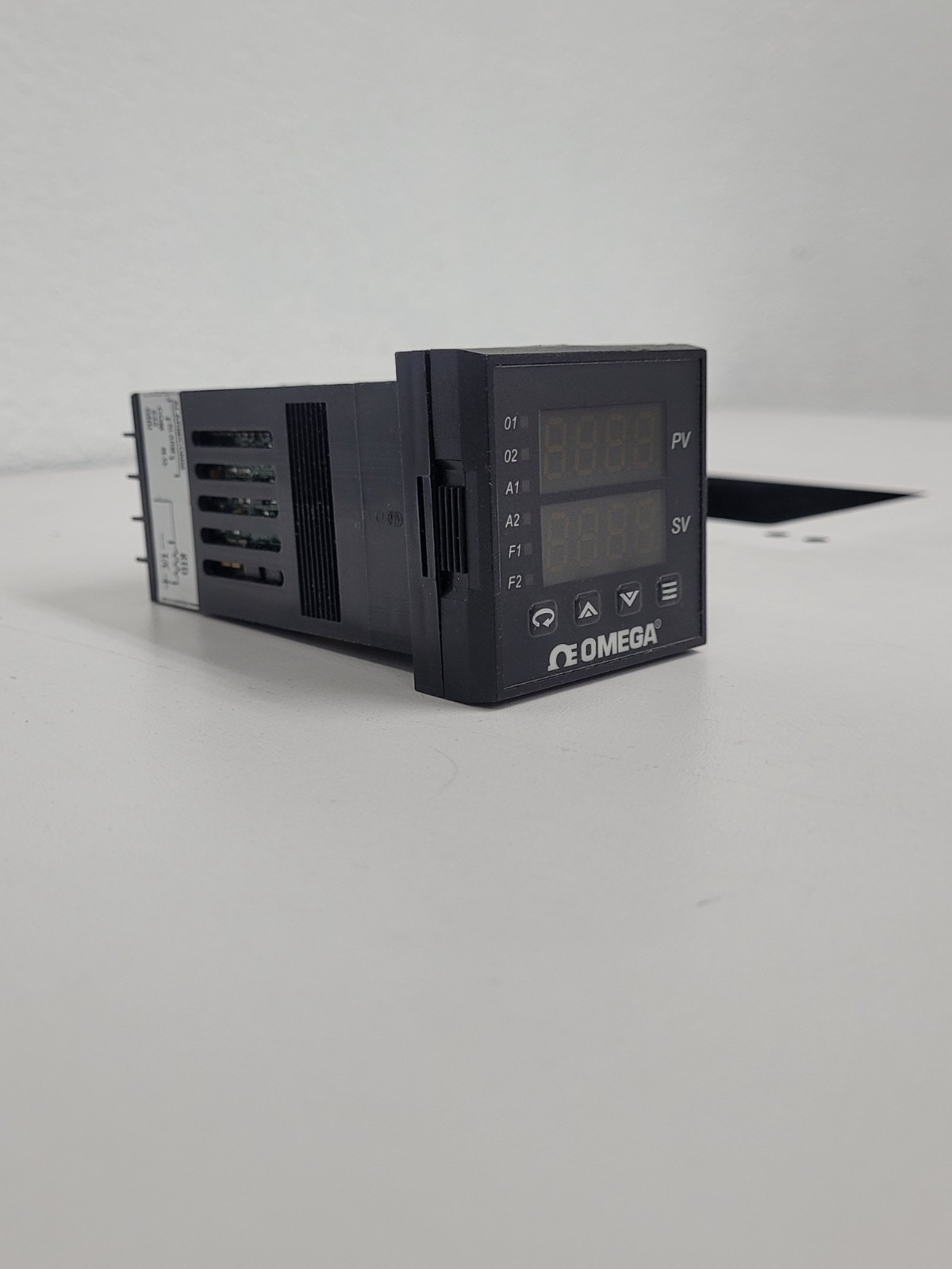 OMEGA ENGINEERING Temperature Controller CN8202-R1-R2-C2