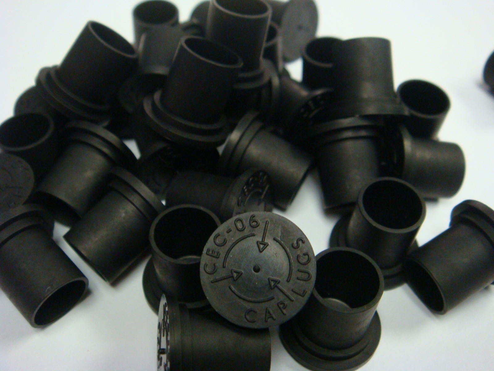 (50) CAPLUGS CEC-06 3/8″ BLACK CONDUCTIVE CAP FOR THREADED CONNECTORS
