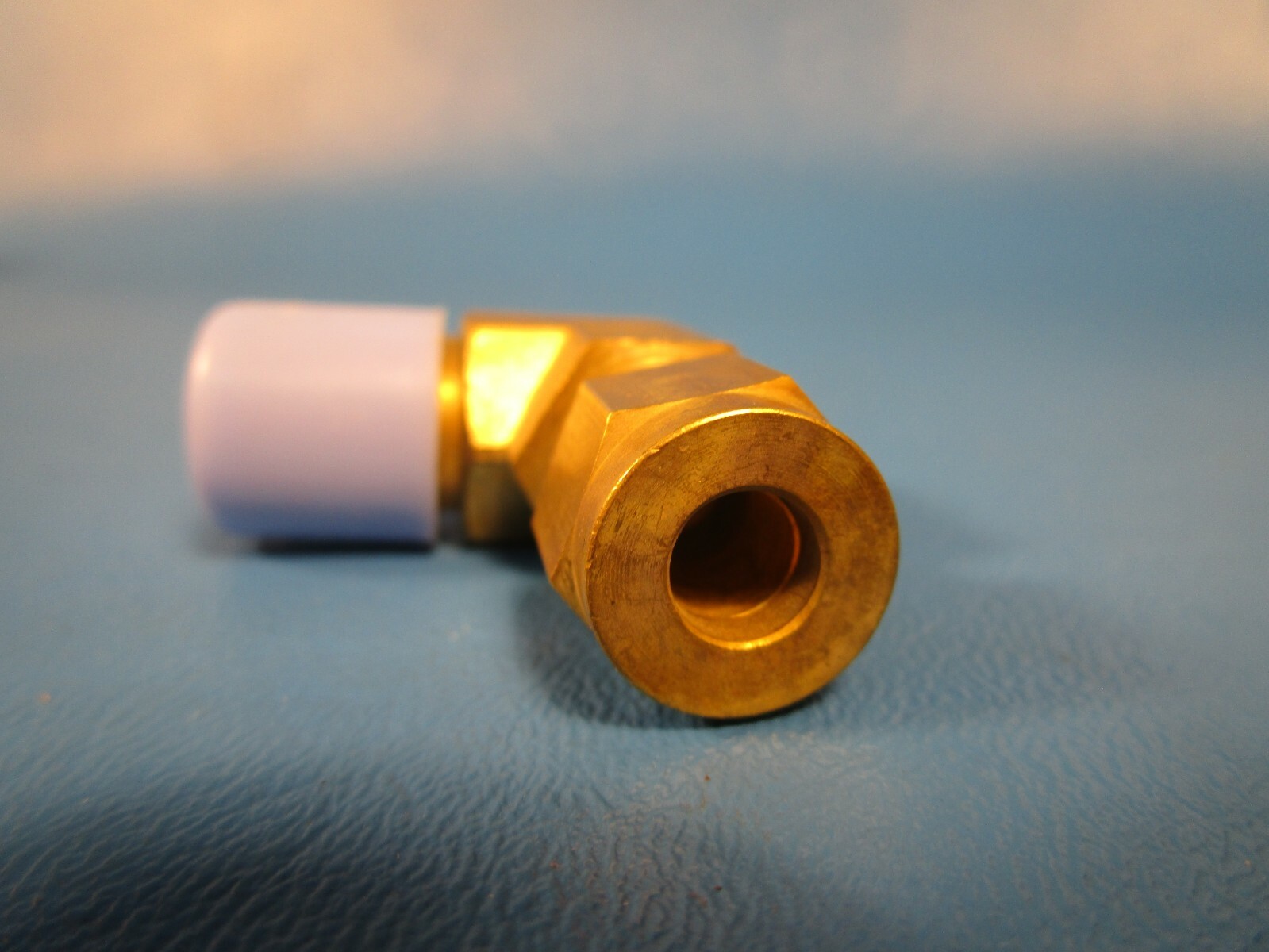 Lot of 4, Brennan NS2501-04-04-B, 90 Degree Elbow 1/4″ x 1/4″ Male Flare Brass