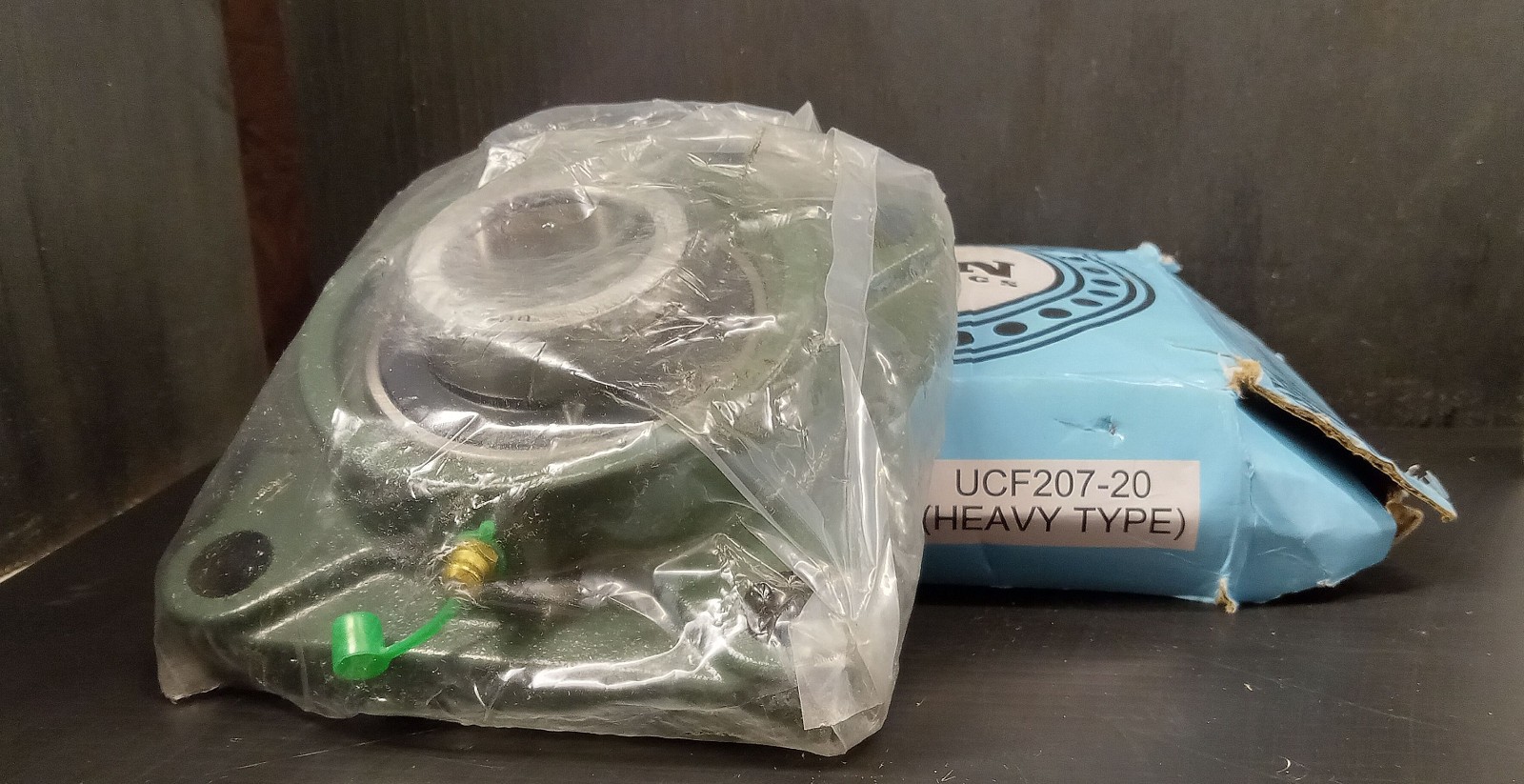 1 NEW PGN UCF207-20 4 BOLT FLANGE PILLOW BLOCK BEARING NIB ***MAKE OFFER***