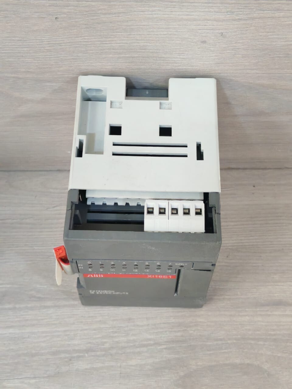ABB XI16E1-E4.0 1SBP260100R1001 EXTENSION 16 24VDC INPUTS- NEW WITH FILTHY BOX