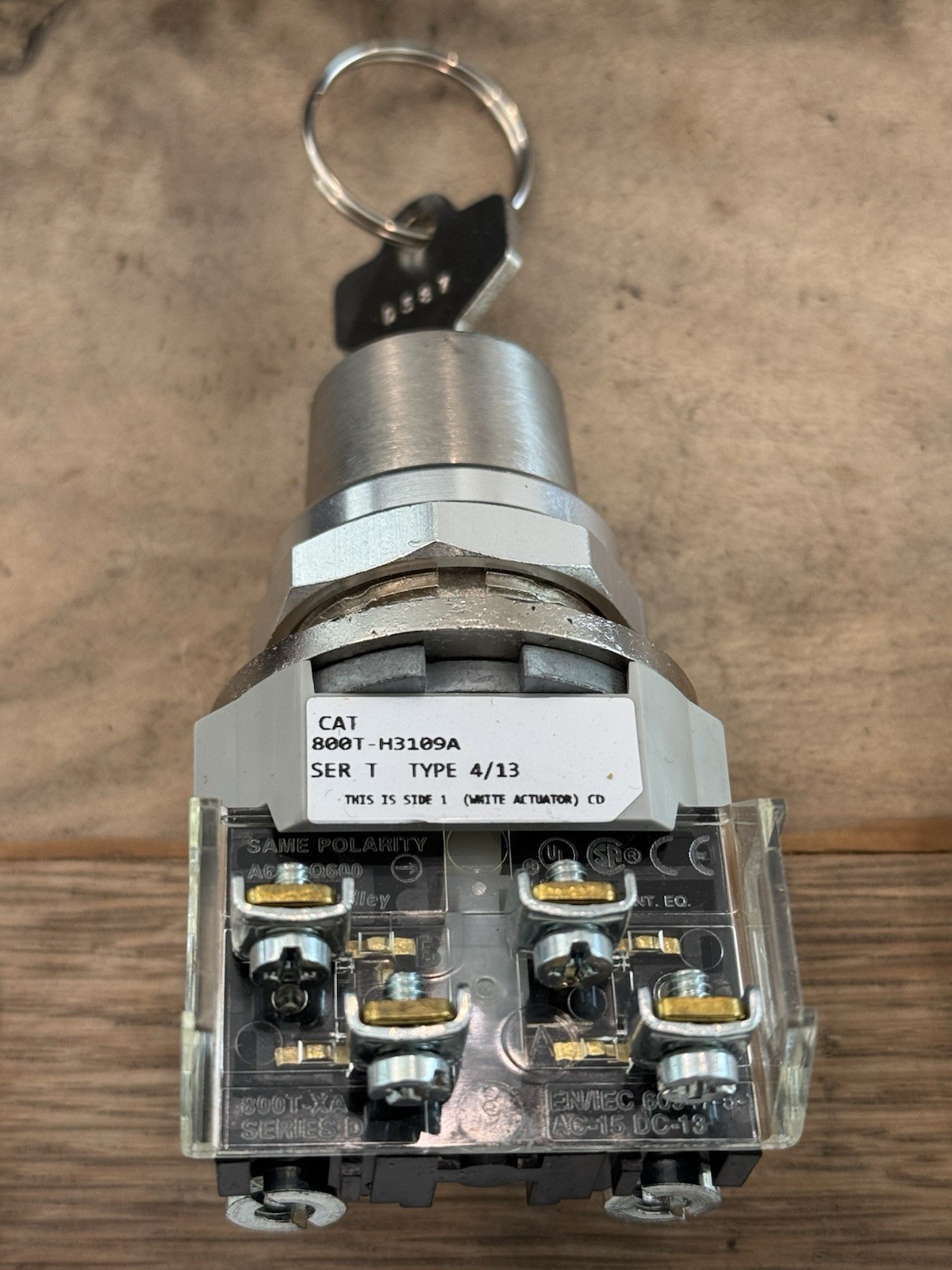 NEW ALLEN-BRADLEY 800T-H3109A SERIES T TYPE 4/13 Keyed Selector Switch W/ Mount