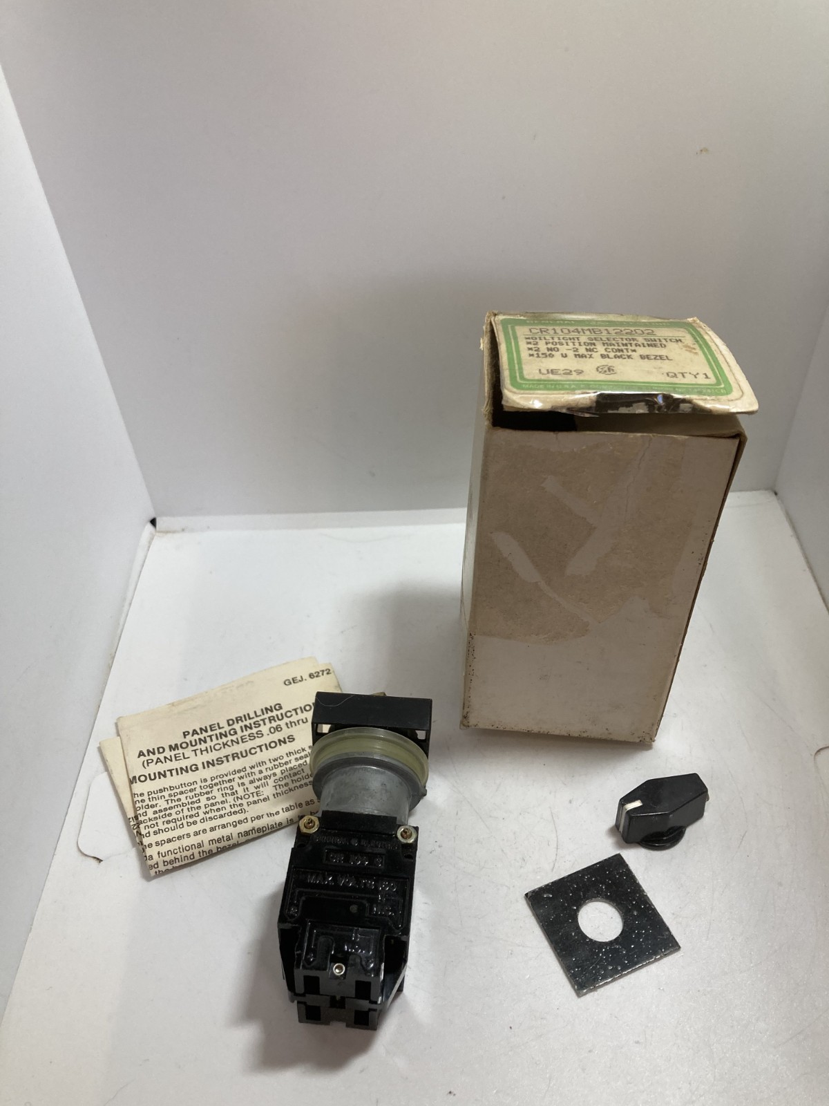 GE CR104MB12202 SELECTOR SWITCH 2 POS MAIN R 2NO/2NC 150V NIB