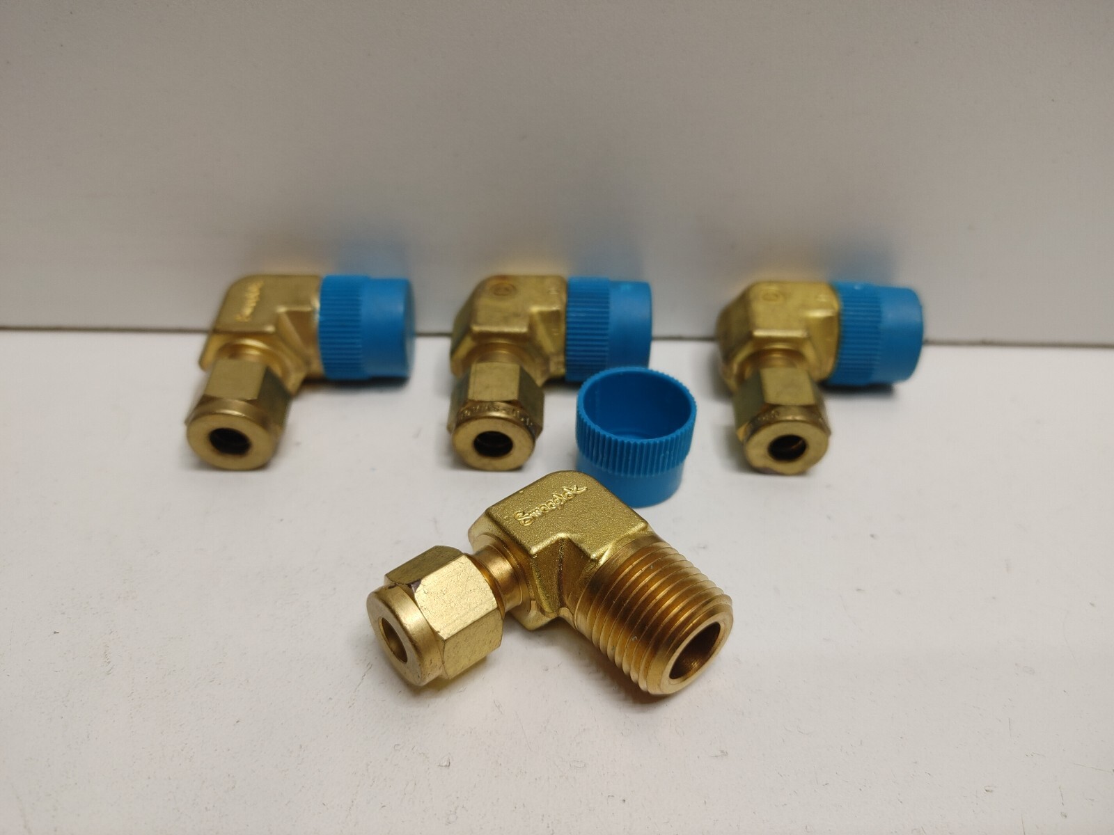 LOT OF 4 NEW OLD STOCK! SWAGELOK 1/4″ TUBE X 3/8″ MNPT BRASS ELBOWS B-400-2-6