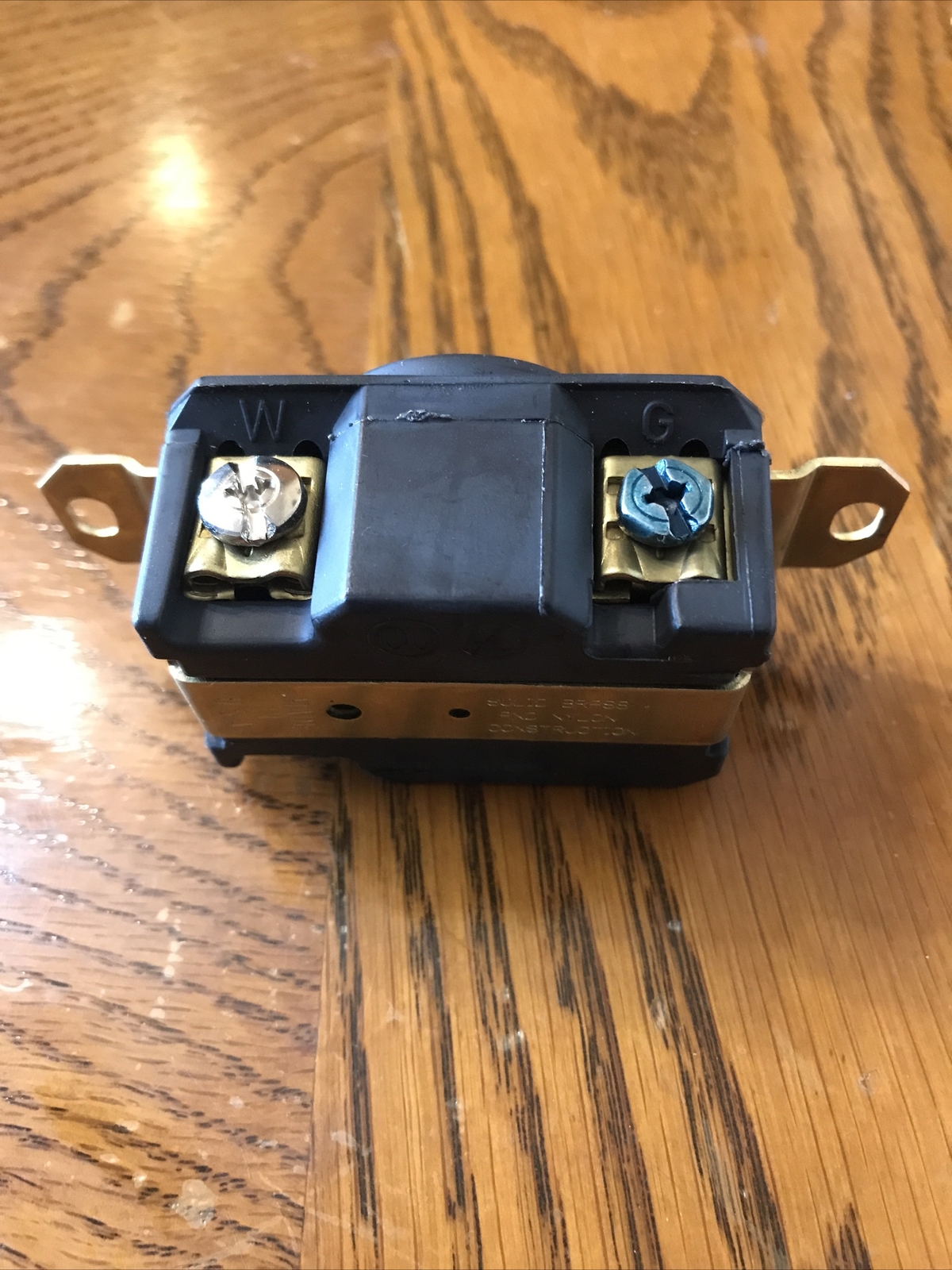 (1) NEW – Pass & Seymour L520-R Turnlok Receptacle 20A 125V- Free Shipping!